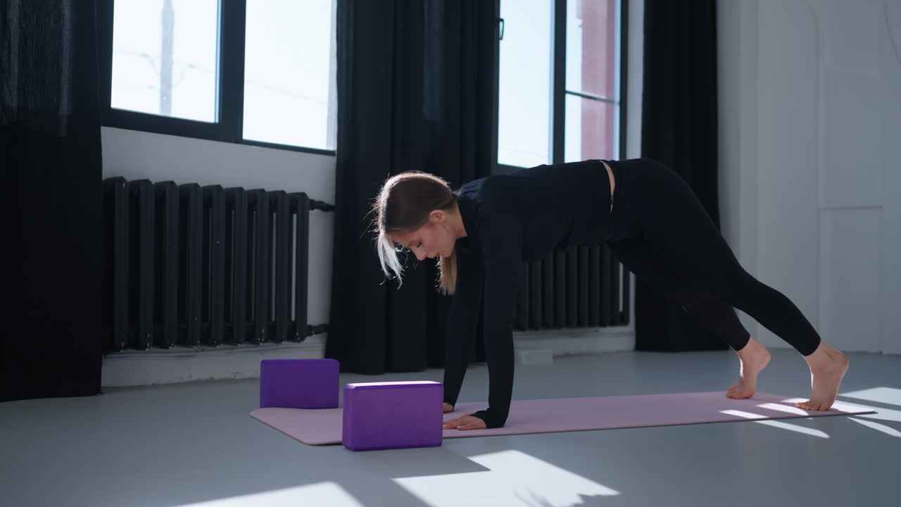 mujer practicando yoga en un estudio