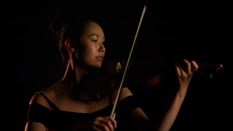 mujer tocando un violín