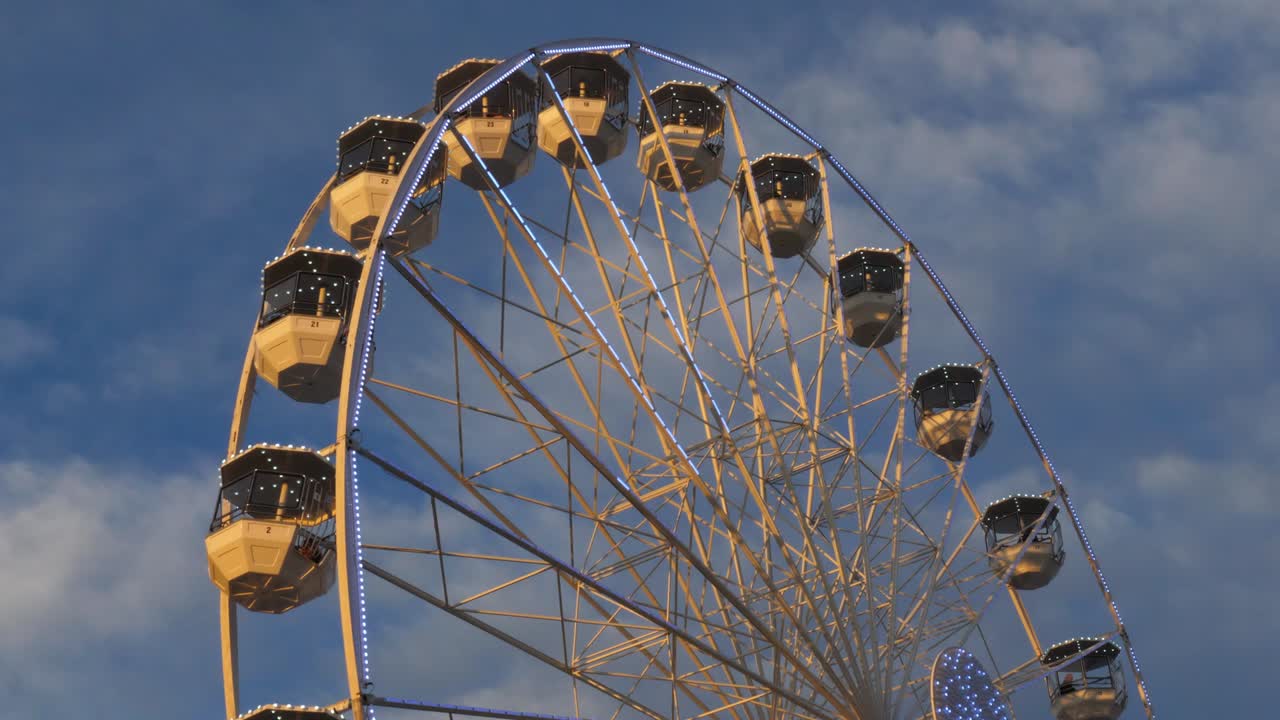 파란 하늘을 향해 움직이는 페리스.