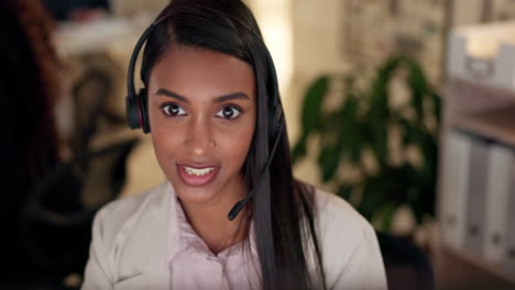 Rostro,-Call-Center-Y-Una-Mujer-Hablando