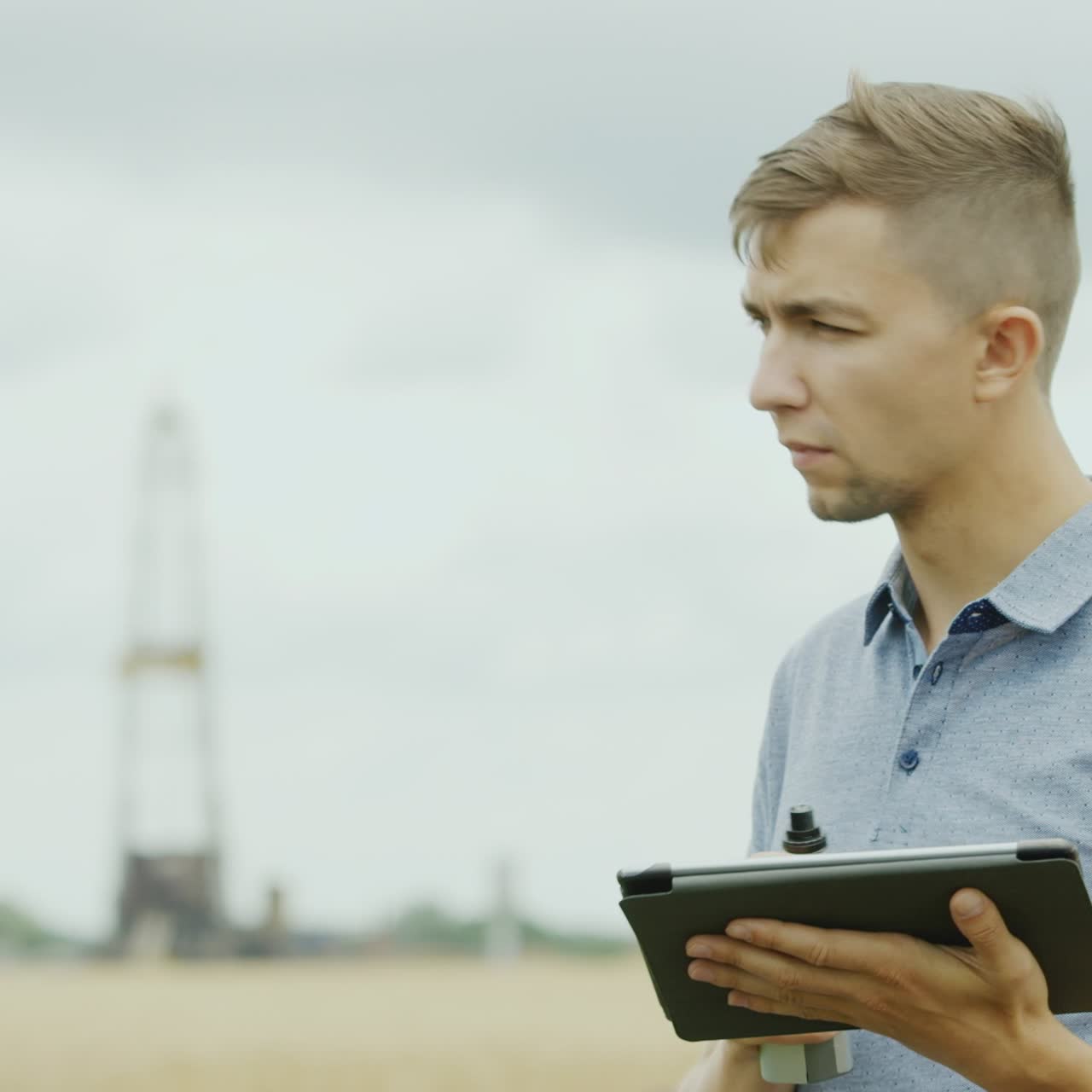 молодой человек курит