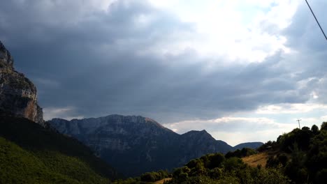 Rayos-De-Sol-Brillando-A-Través-De-Las-Montañas-Hacia-La-Cordillera-De-Tymfi,-Plano-General,-Lapso-De-Tiempo