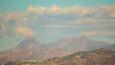 tiempo lapso paisaje mediterráneo montañas, españa sobre cielo azul, nubes voladoras