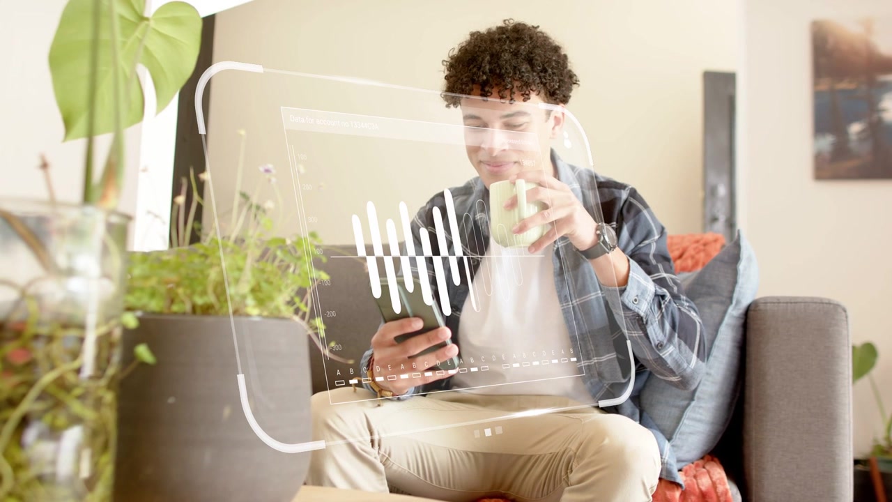 Uomo seduto sul divano che tocca il telefono e sorseggia da una tazza, con un HUD tecnologico che anima una forma d'onda e gli provoca un sorriso.