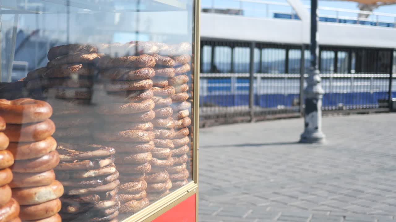 exhibición de simit turco en un puesto de comida frente al mar