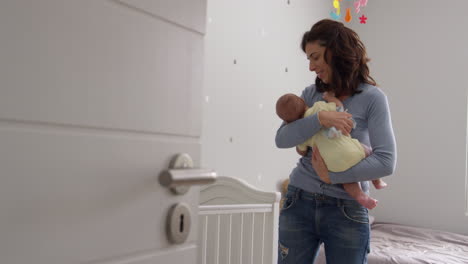 madre consolando al bebé hijo en la guardería