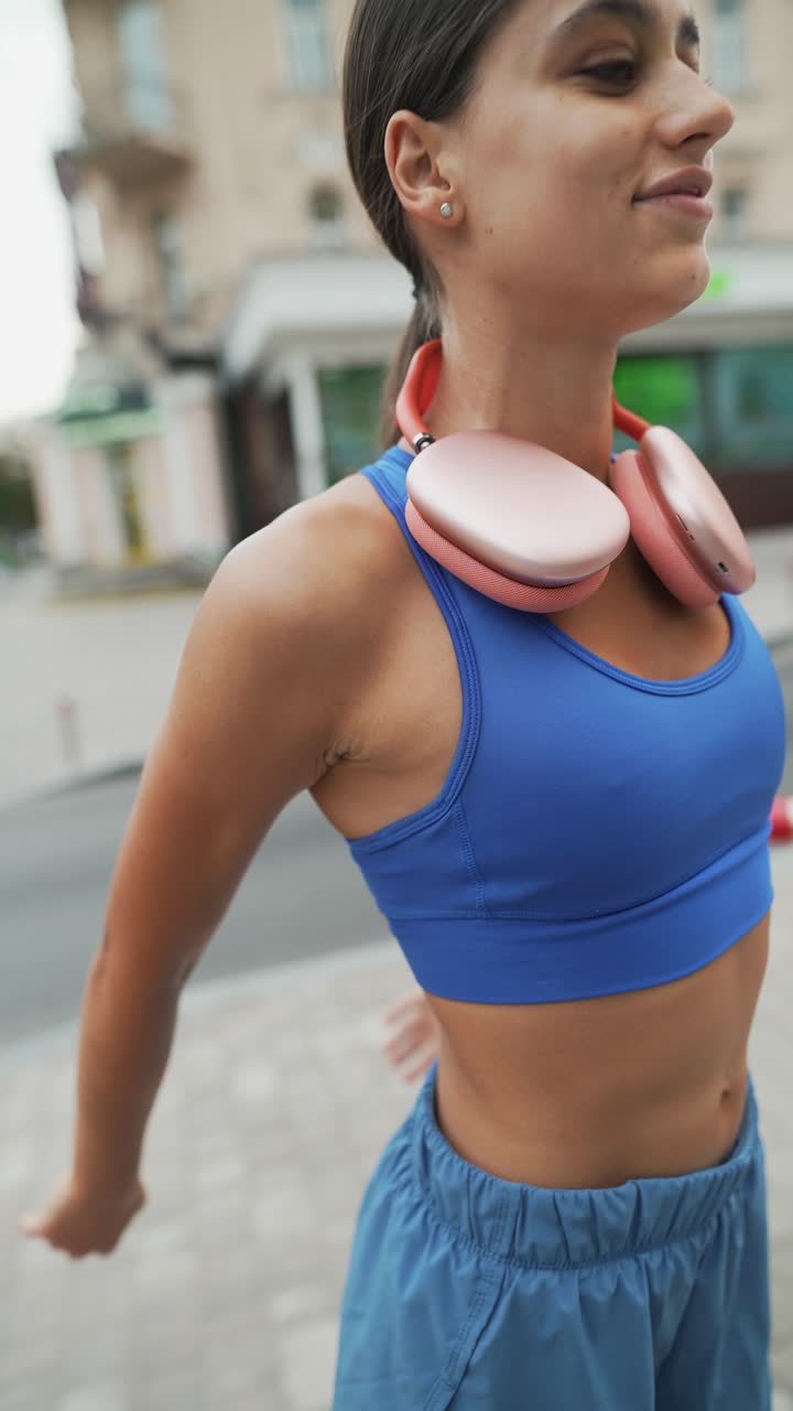 mujer estirándose al aire libre