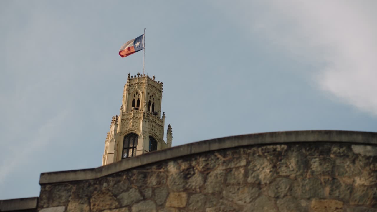 el centro de san antonio, texas con la bandera de texas