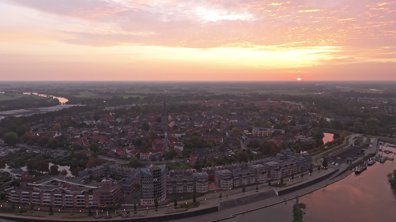 Naturskøn solopgang over Doesburg by – Droneoptagelse