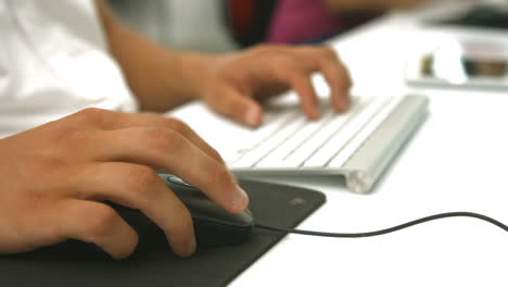 estudiante que utiliza la computadora en el aula