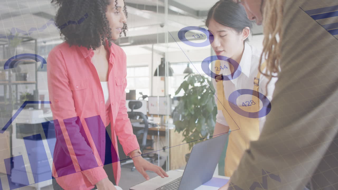 사무실에서 회의를 가진 다양한 사업가들에 대한 금융 데이터 처리의 애니메이션