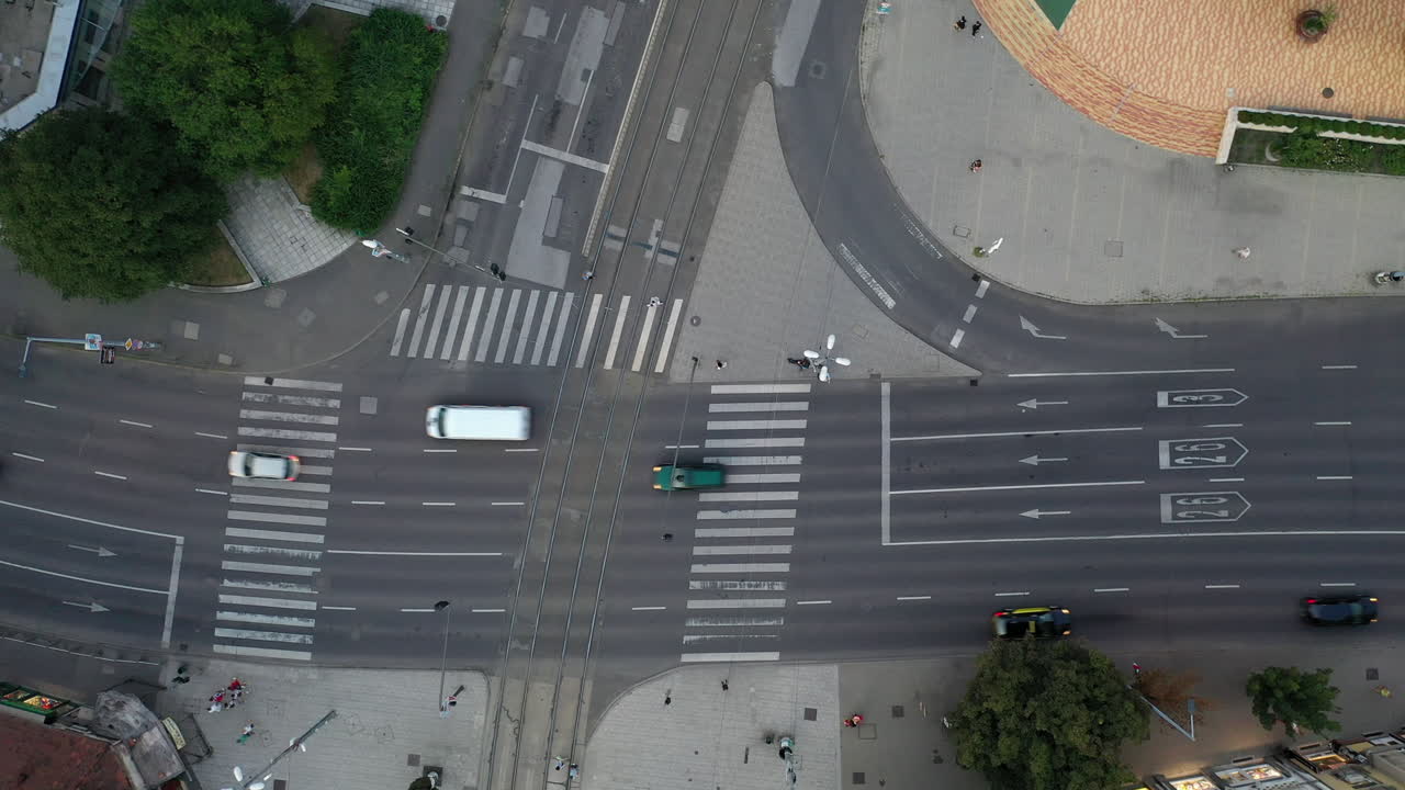 교외 지역 도로의 하향식 전망