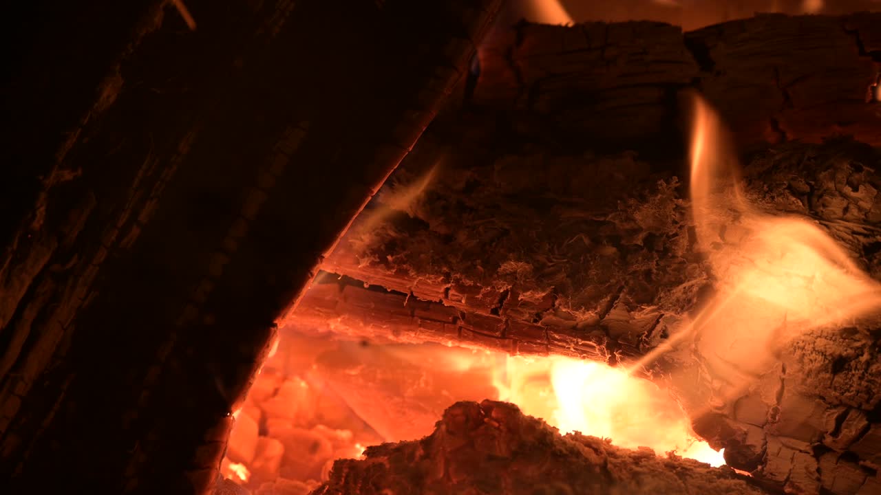 ateş alevi yakın yanan odun, soğuk ısıtma gazı tedarik kavramı