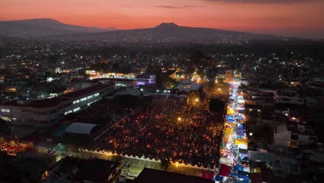 Vista-Aérea-Alrededor-Del-Cementerio-Mixquic-Iluminado,-Durante-El-Día-De-Los-Muertos,-Puesta-Del-Sol-En-La-Ciudad-De-México