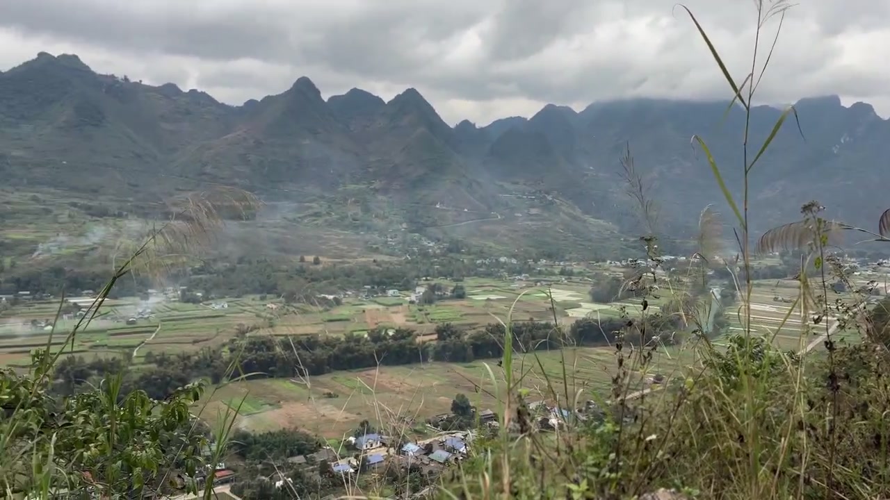 Pemandangan indah sudut tinggi yang menghadap lembah dalam, sawah terasering, dan pegunungan terjal dekat Sungai Nho Que di Ma Pi Leng Pass di Ha Giang, Vietnam utara.