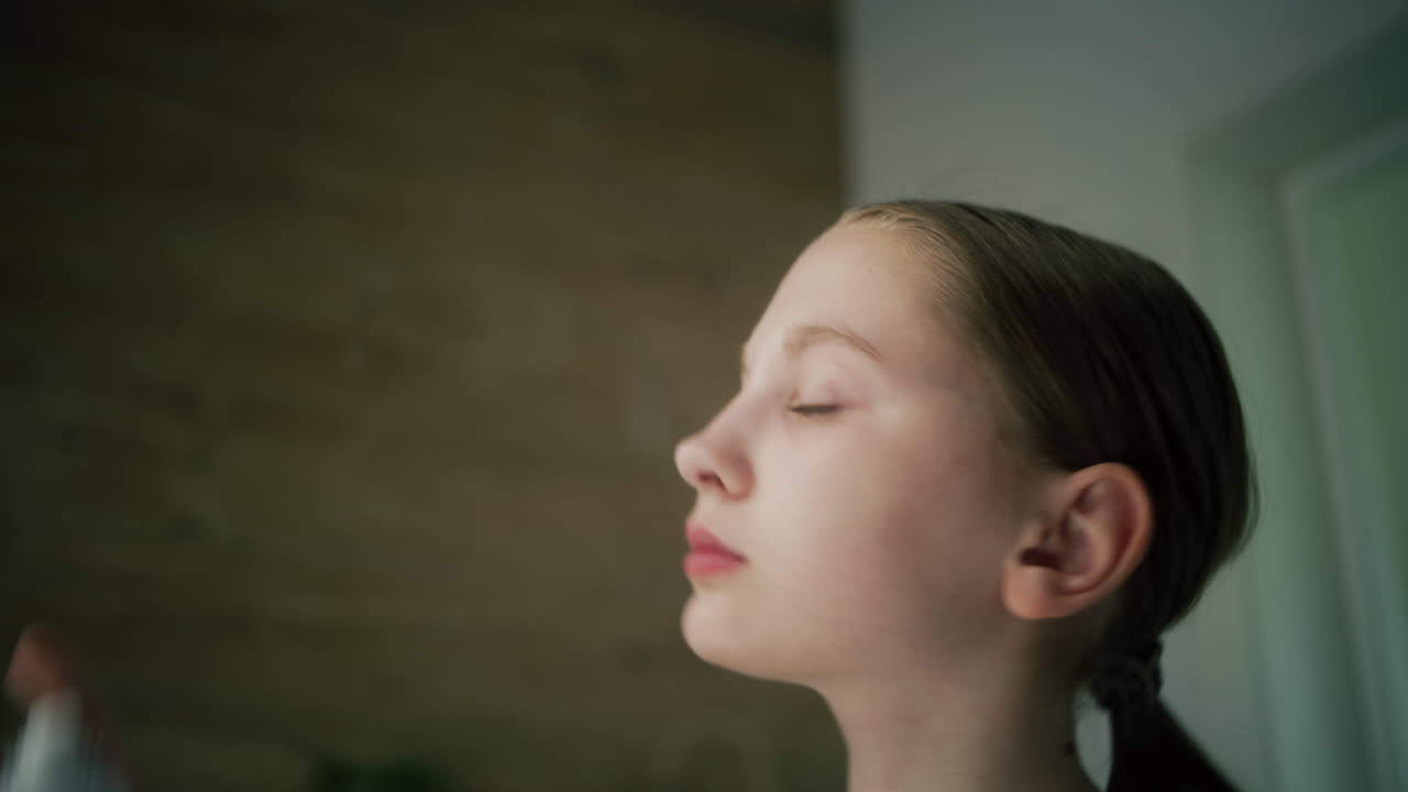 사려 깊은 소녀의 클로즈업