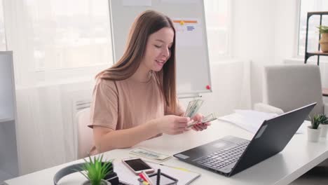 mujer de negocios caucásica feliz contando dinero