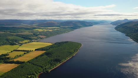 Vuelo-Aéreo-Sobre-El-Lago-Ness,-Vistas-De-Escocia.