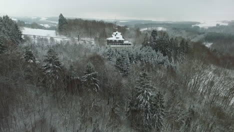 Acercándose-A-Un-Hotel-Abandonado-En-La-Cima-De-Una-Colina-Cubierta-De-Nieve-Durante-El-Invierno