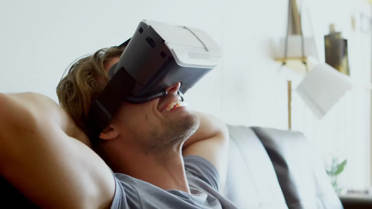 animación de la red de conexiones con iconos sobre el hombre que usa auriculares vr