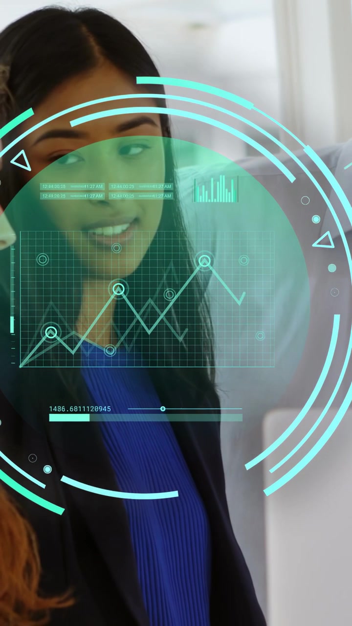 Video verticale: Donna con top e blazer blu che si china sul laptop, con HUD che anima grafici per la revisione dei dati