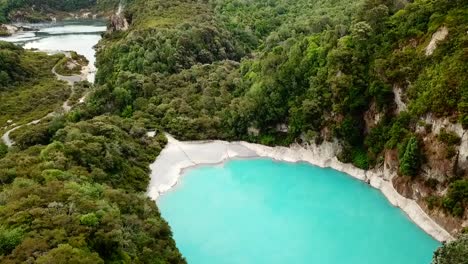 Vista-De-Drones-Del-Parque-Geotérmico-De-Waimangu,-Rotorua,-Nueva-Zelanda