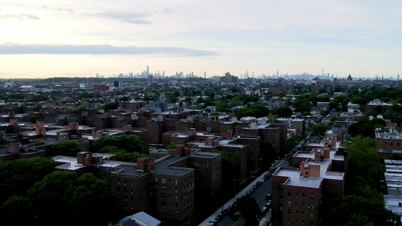 imágenes de drones en brooklyn sobre la parte superior de la ciudad