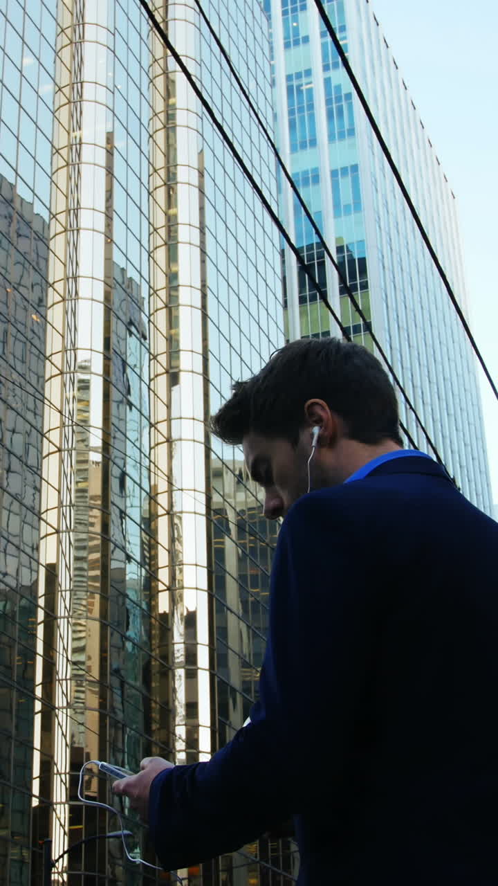 hombre de negocios escuchando música y usando teléfono móvil