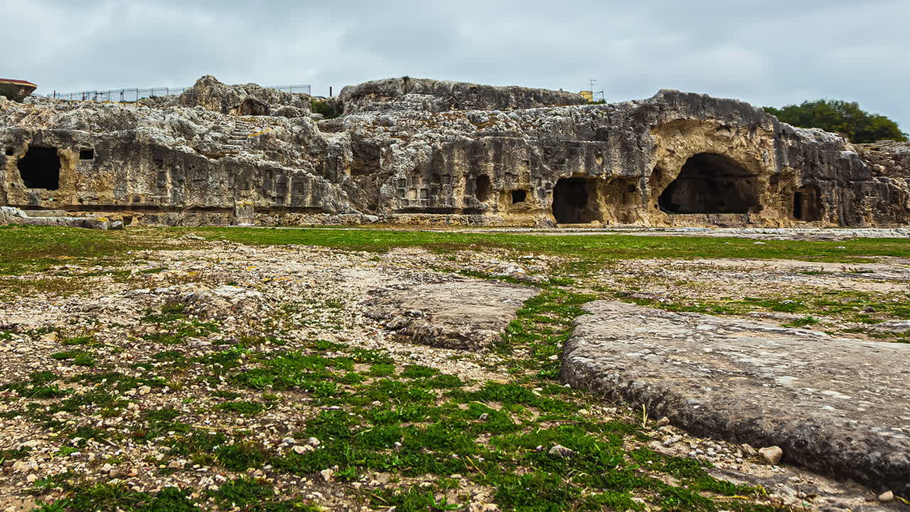 parque arqueológico de neapolis time-lapse durante el clima soleado de verano, punto culminante turístico en sicilia, italia
