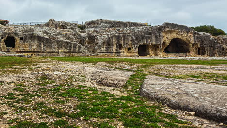 Time-lapse-Del-Parque-Arqueológico-De-Neapolis-Durante-El-Clima-Soleado-De-Verano,-Punto-Turístico-Destacado-En-Sicilia,-Italia