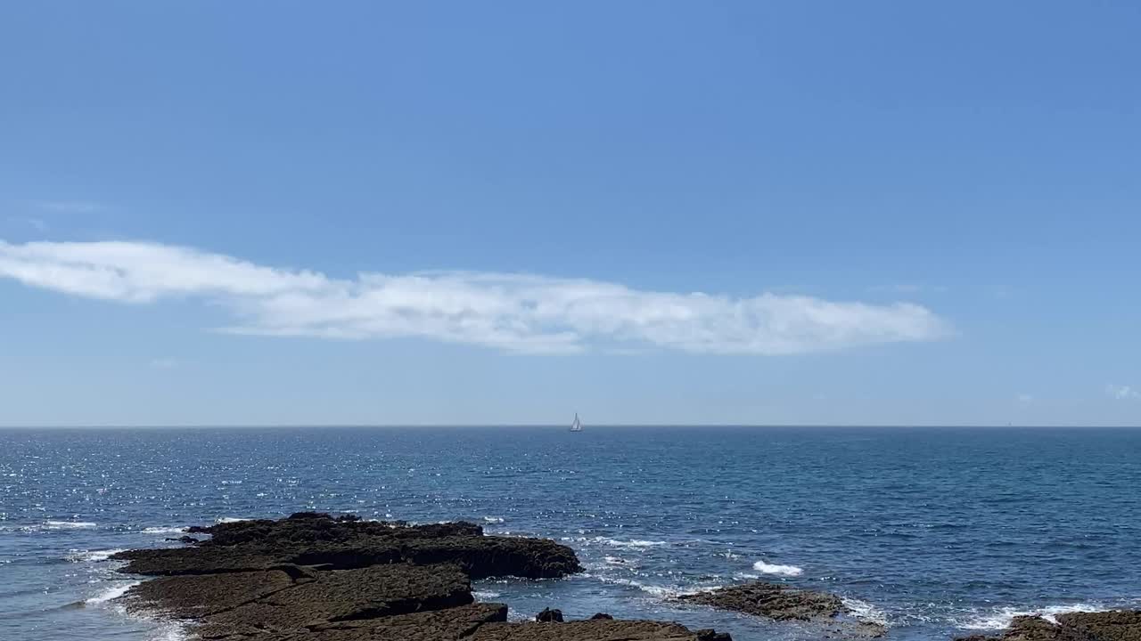 해가 질 때 바다의 파도가 완벽하게 안정적인 삼각대 장면, 파도를 통과하는 빛이 황금빛 물안개, 황금빛 파도를 만들어냅니다.