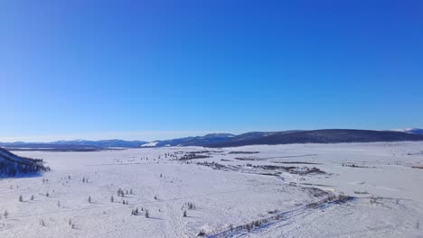 Imágenes-De-4k-De-Un-Campo-Nevado-Con-Interminables-Colinas-Detrás-Desde-Un-Dron