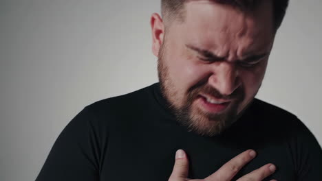 hombre con dolor en el pecho