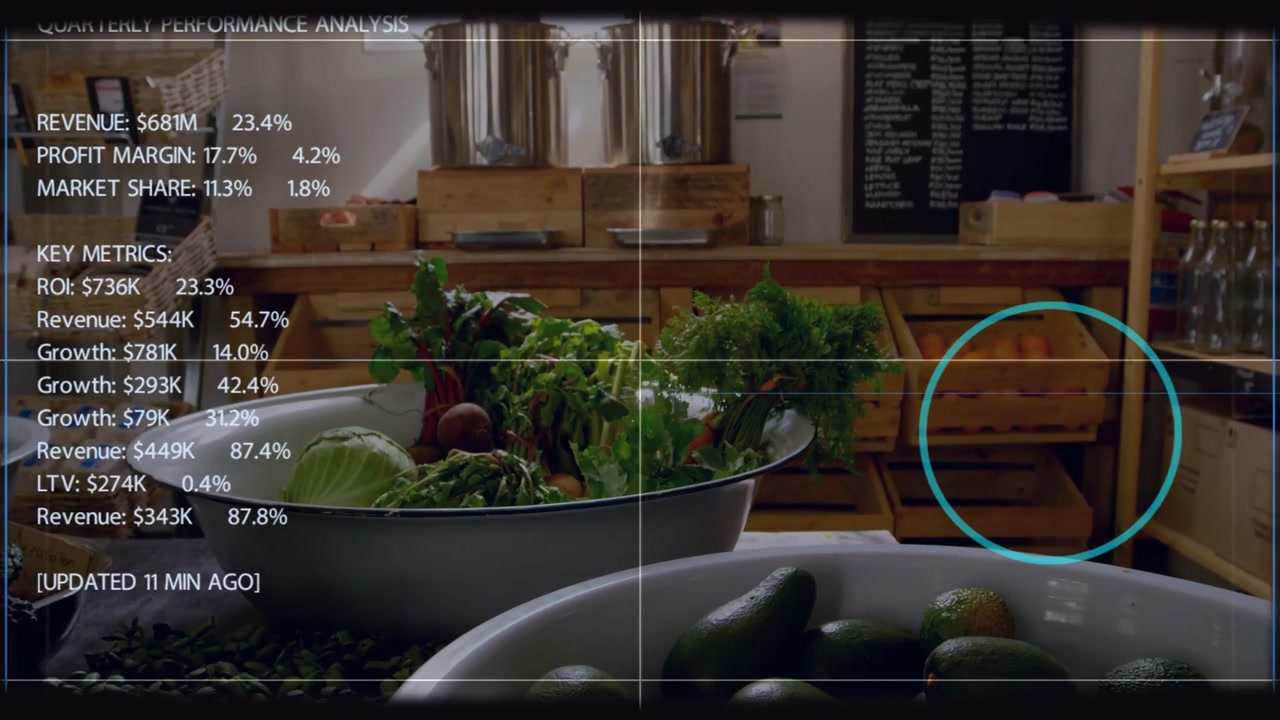 Cuencos de aguacates y verduras centrándose a medida que avanzan los fotogramas, apareciendo un HUD de RA, analizando los KPI de venta minorista.