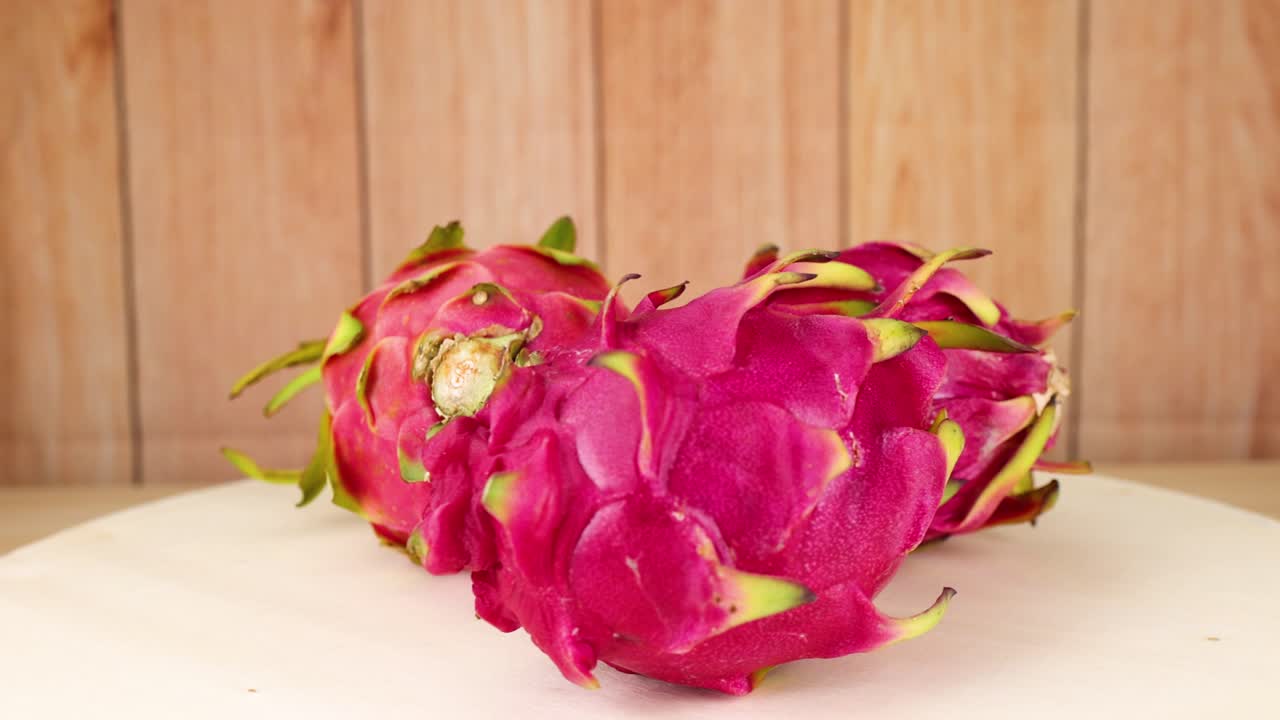 frutas de dragón dispuestas sobre un fondo de madera