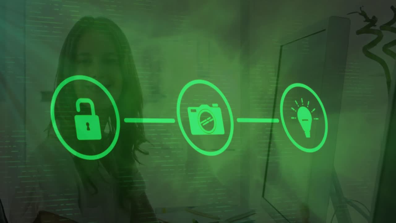 анимация технических икон над кавказской женщиной, работающей на компьютере.