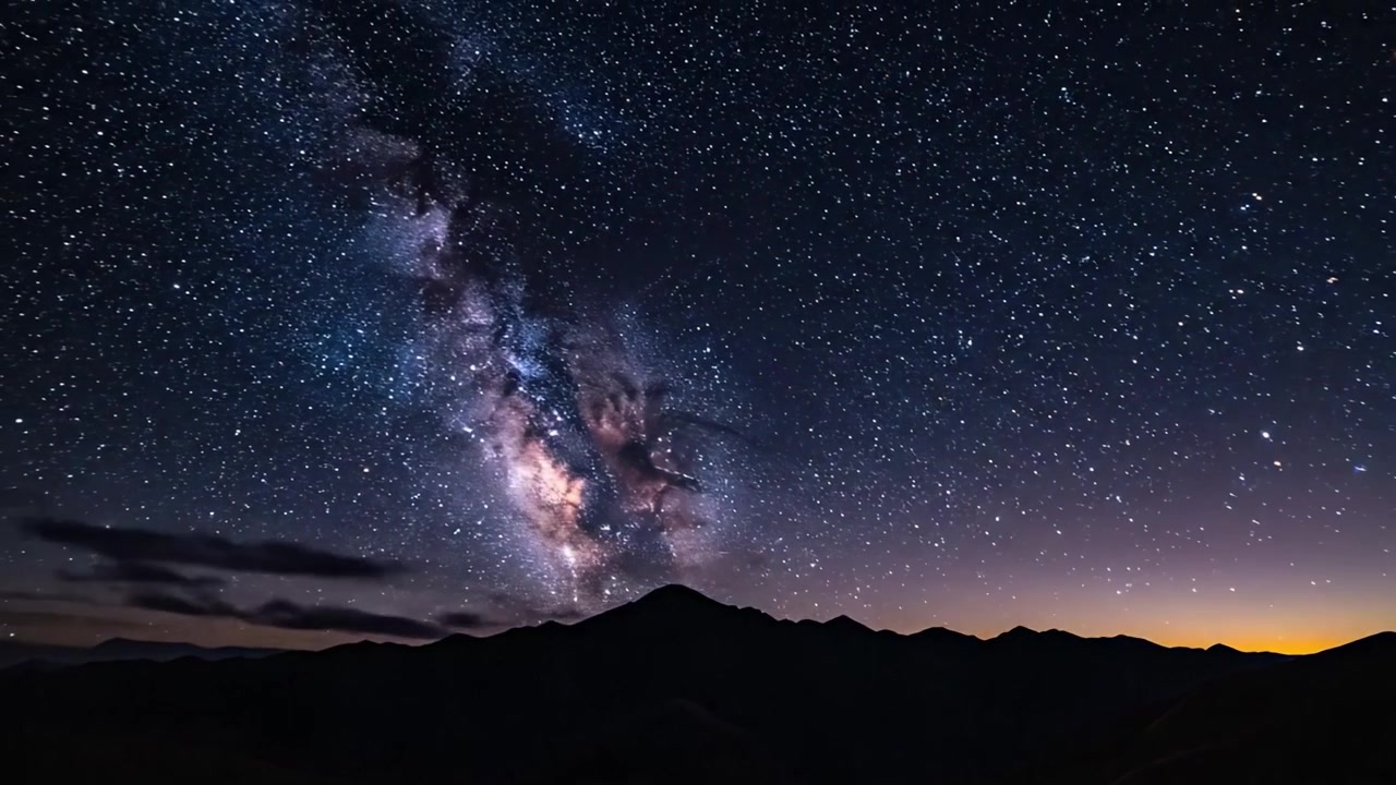 Una transizione maestosa dall'alba vibrante alla notte stellata sopra le cime delle montagne: un affascinante viaggio in time-lapse attraverso lo splendore della natura.