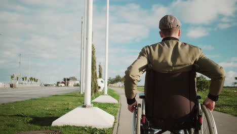 hombre en silla de ruedas al aire libre