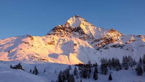 Sombras-Del-Atardecer-Moviéndose-A-Través-Del-Lapso-De-Tiempo-De-Montaña-Alpina-Nevada-De-Pizzo-Scalino