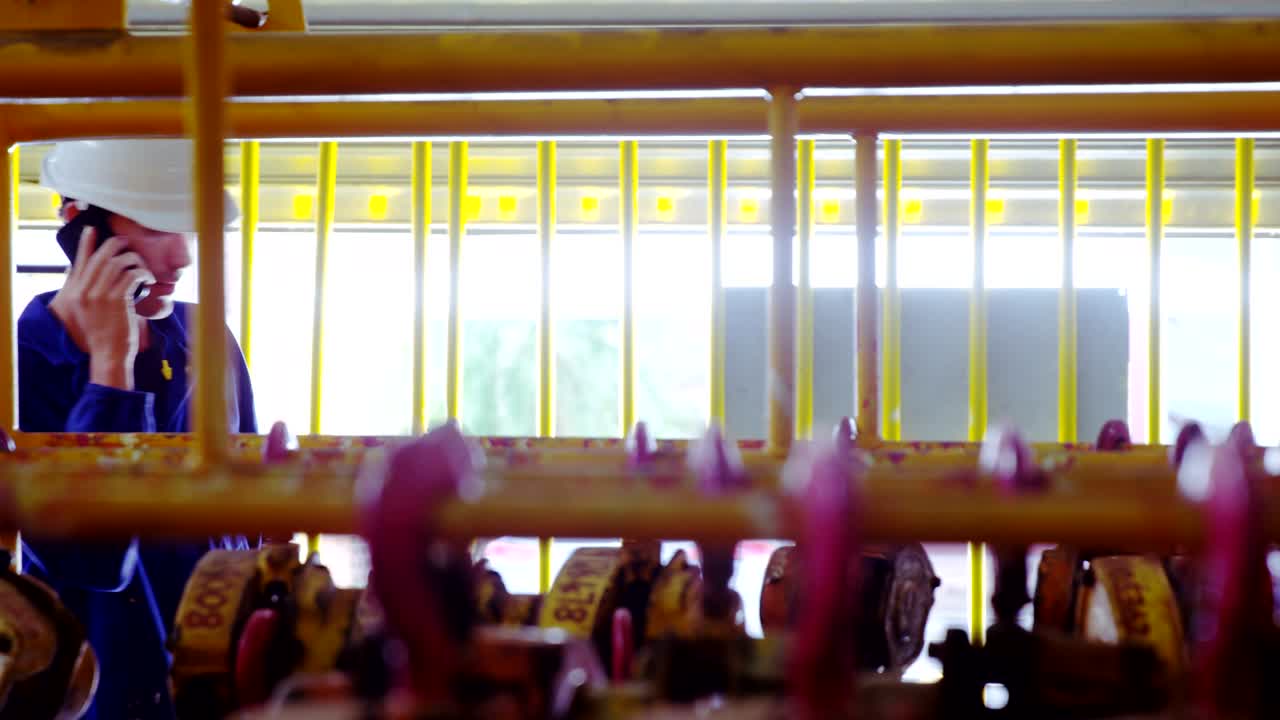 남성 엔지니어가 휴대전화 4k로 이야기하고 있습니다.