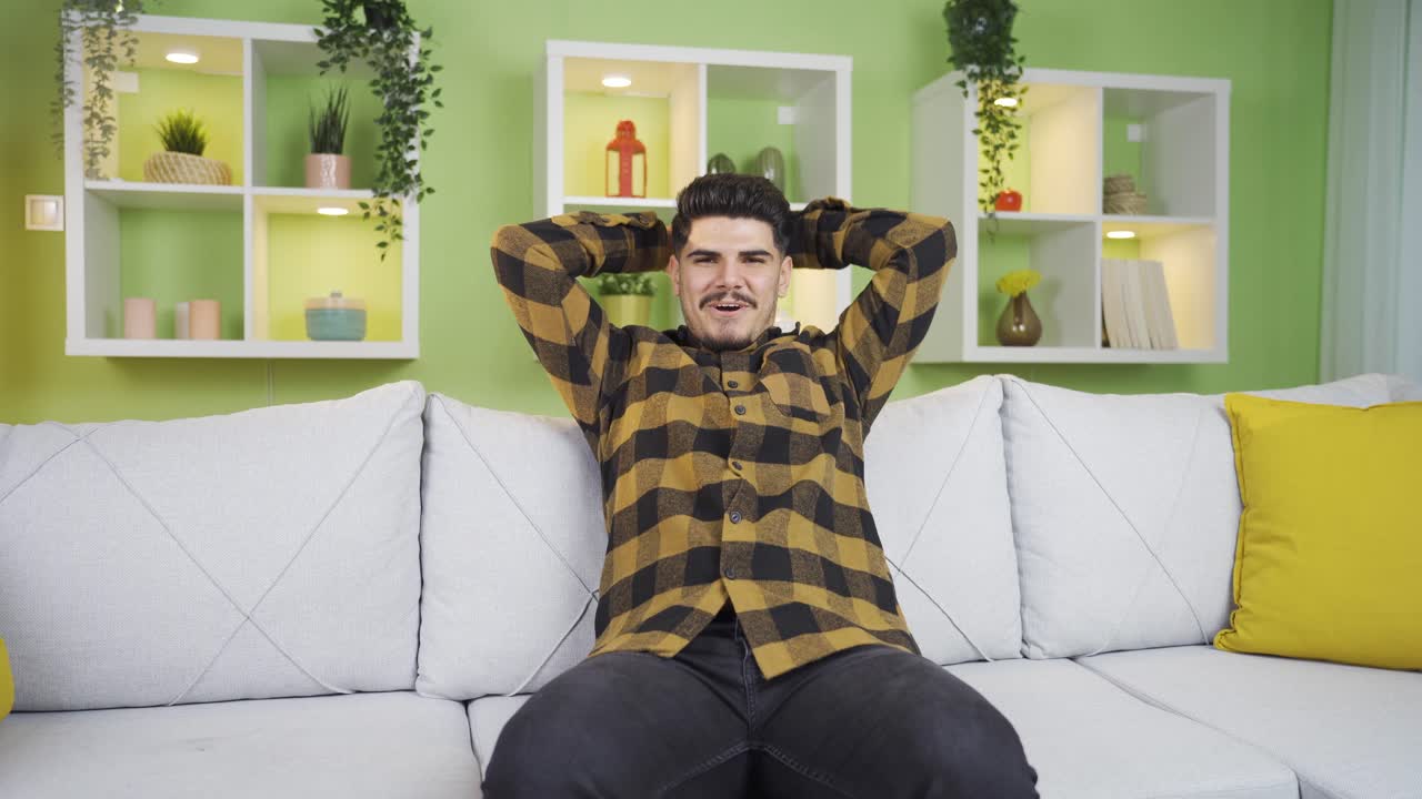 Joven emocionado y feliz mirando a cámara y sonriendo