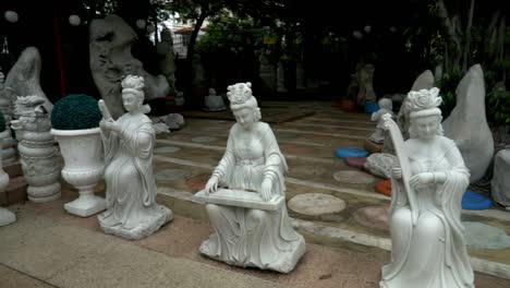 Mirando-Las-Hermosas-Estatuas-Del-Templo-En-El-Templo-De-Bangkok