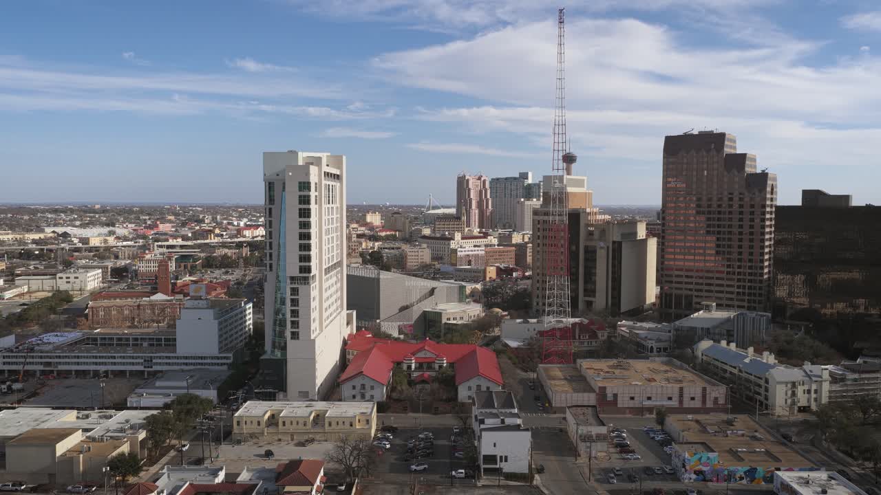 Ảnh chụp bằng máy bay không người lái từ trên cao khu trung tâm San Antonio với nhiều tòa nhà vào một ngày trời hơi nhiều mây. Cho thấy cuộc sống thành phố nhộn nhịp và khung cảnh trung tâm Texas.