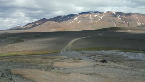 viaje por carretera en islandia: cruzando ríos con un jeep negro en un entorno épico