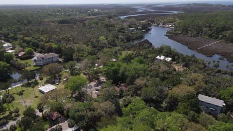 Casas-Y-Naturaleza-Cerca-Del-Campamento-De-Pesca-De-Mary-En-Weeki-Wachee,-Florida