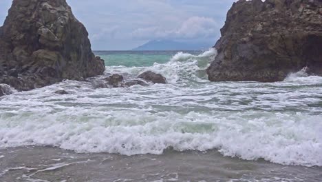 Olas-Del-Océano-En-La-Playa-De-Banbanon-En-Cámara-Lenta,-Surigao-Del-Norte,-Filipinas