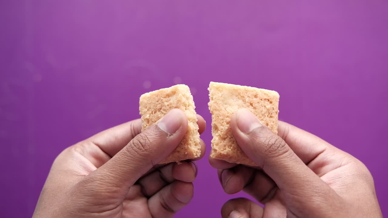 깨진 쿠키를 들고 있는 손