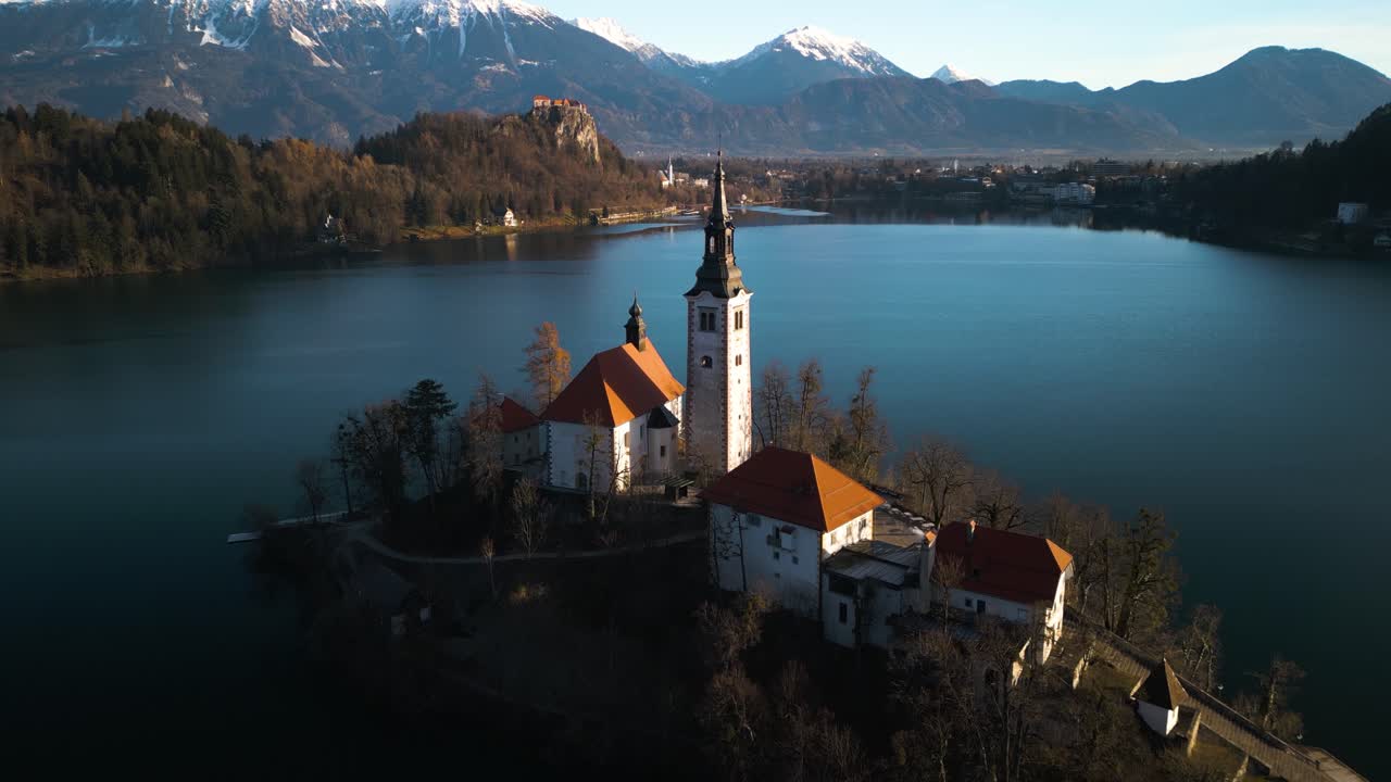 Splendida ripresa con drone sopra il Lago di Bled in Slovenia