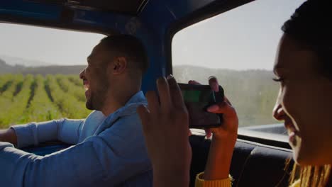 Una-Pareja-Joven-En-Un-Viaje-Por-Carretera-En-Su-Camioneta