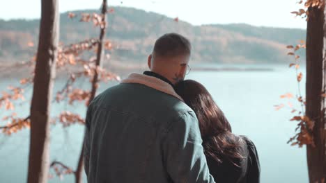 Pareja-Abrazándose-Y-Admirando-La-Vista-Del-Lago